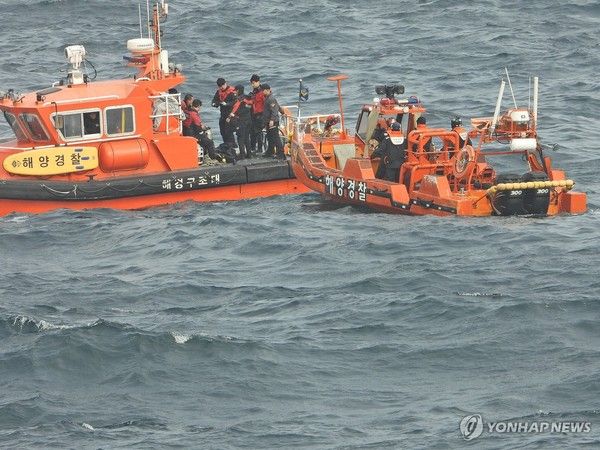 사진=9일 사고 인근 실종자 수색 장면