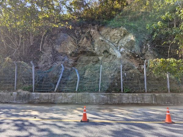 20일 대전 서구 장안동 산54에 설치된 낙석 방지 펜스가 휘어져 있다. 매몰 토사가 제거된 상태지만 안전사고 우려가 이는 상태다.