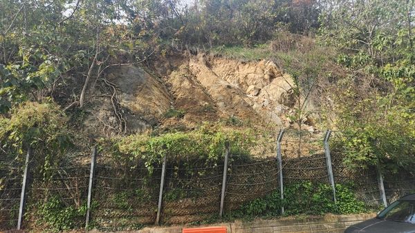 지난 7월부터 약 4개월간 방치돼 있던 매몰 토사로 낙석 방지 펜스가 내려 앉아 있다. 독자 제공