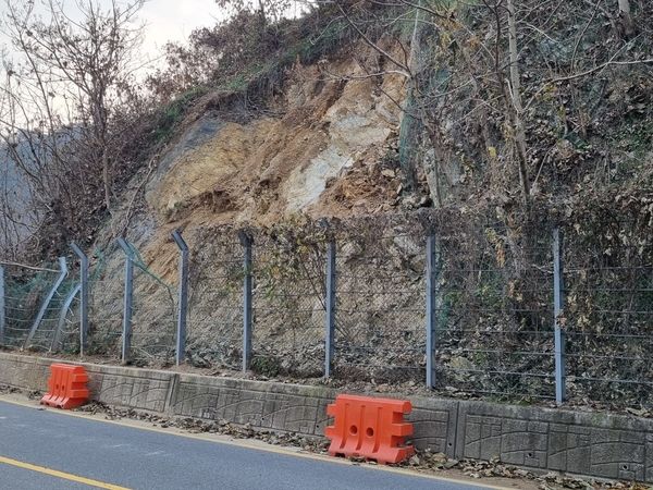 20일 대전 서구 장안동 산54에 설치된 낙석 방지 펜스가 휘어져 있다. 매몰 토사가 제거된 상태지만 안전사고 우려가 이는 상태다.