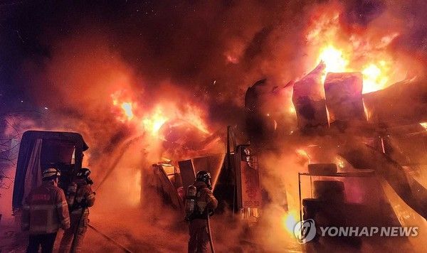 사진= 연합뉴스(기사 내용과 무관한 사진.&nbsp;14일 오전 3시 30분께 강원 정선군 사북읍 군립병원 인근 꽃집에서 불이 나 소방대원들이 진화하고 있다. 불은 꽃집과 인근 주택을 태워 2억6천만원(소방서 추산) 상당의 재산 피해를 내고 5시간 20여분 만인 오전 8시 53분께 꺼졌다.)