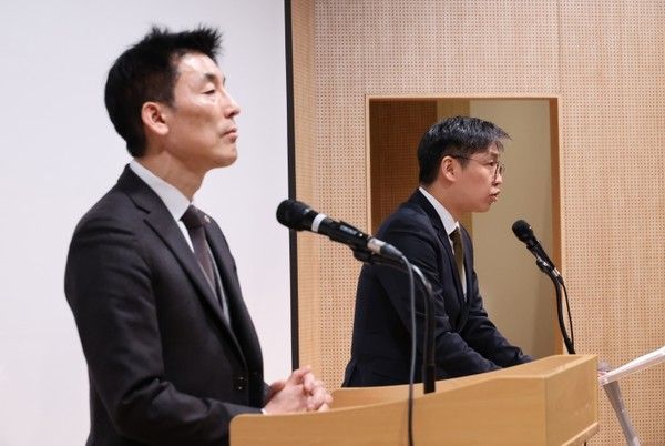사진=&nbsp;김용현 전 국방부 장관 변호인단인 유승수(오른쪽), 이하상 변호사가 26일 오전 서울 서초구 한국 콘퍼런스센터에서 기자회견을 하고 있다. 연합뉴스