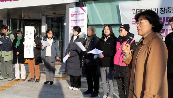 세종 시민사회단체 관계자들이 4일 오전 세종시청 앞에서 윤석열 대통령 탄핵을 촉구하는 기자회견을 하고 있다. 연합뉴스