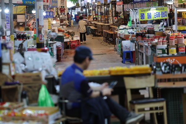 소상공인과 전통시장의 경기전망이 두 달 연속 악화한 것으로 나타난 가운데 3일 한 전통시장에서 상인이 손님을 기다리고 있다. 연합뉴스