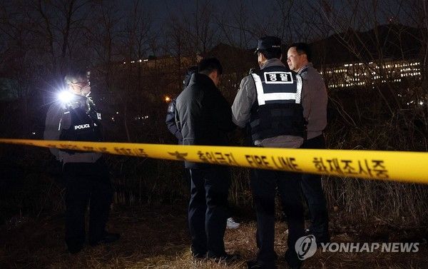 사진= 연합뉴스(&nbsp;윤석열 대통령에 대한 체포영장이 집행된 15일 고위공직자범죄수사처(공수처)가 있는 경기 과천시 정부과천청사 부근에서 남성 1명이 분신을 시도하는 사고가 발생해 경찰과 소방이 현장을 조사하고 있다. )