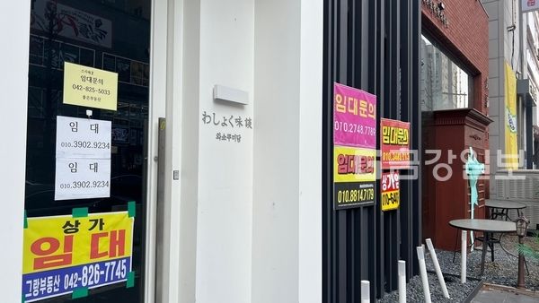 봉명동 한 상가에 임대문의 문구가 걸려 있다.
