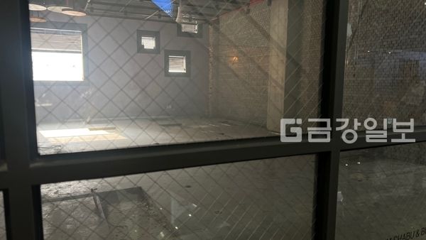 봉명동 한 복합상가에 점포가 비워진 채로 자리하고 있다.