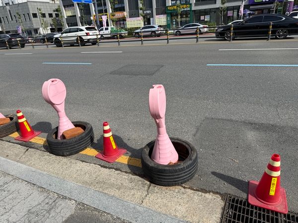 불법주정차를 막기 위해 놓은 타이어와 주정차금지 안내판. 이주빈 기자