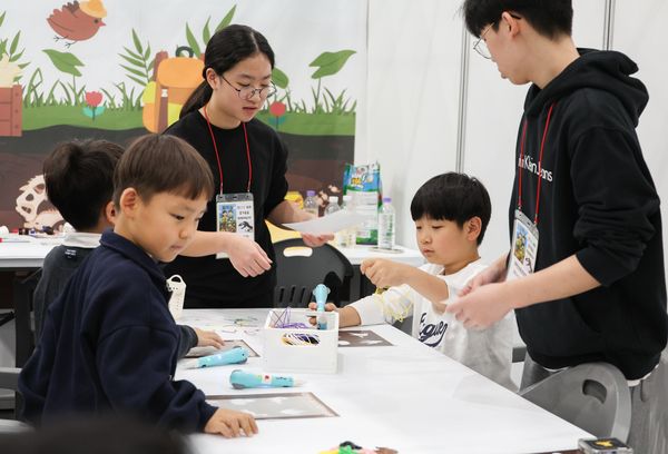 “과학이 이렇게 재밌다니!”라는 참가자들의 감탄이 잇따른 2025 노벨과학페스티벌 모습. 대전시교육청 제공