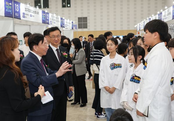 지난달 31일부터 지난 1일까지 대전컨벤션센터 제2전시장에서 2025 노벨과학페스티벌이 개최된 가운데 설동호 교육감이 학생들과 이야기를 나누고 있다. 대전시교육청 제공
