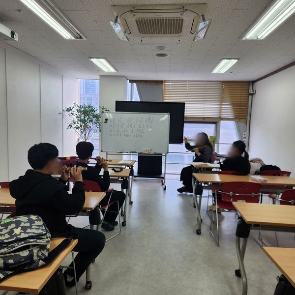 거점형 늘봄센터인 대전청소년위캔센터는 다양한 직업체험 프로그램을 운영하며 학생들의 배움을 확장하고 있다. 사진은 우리이룸실에서 학생들이 국악 연주 활동에 참여하는 모습. 대전청소년위캔센터 제공.