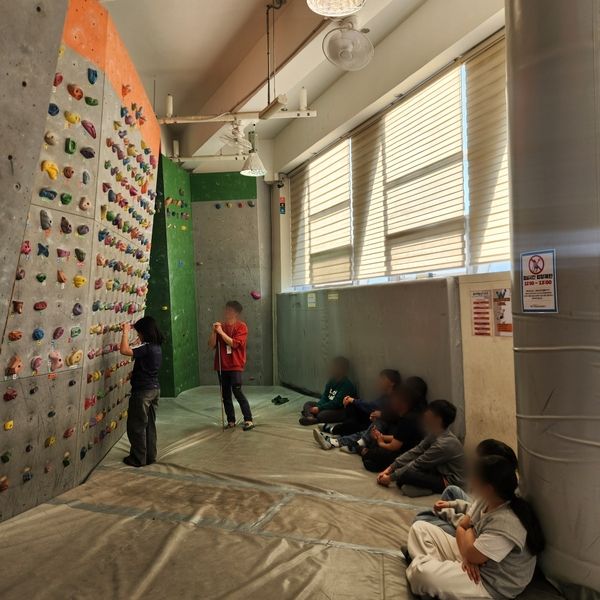 거점형 늘봄센터인 대전청소년위캔센터는 다양한 직업체험 프로그램을 운영하며 학생들의 배움을 확장하고 있다. 사진은 클라이밍 체험에서 학생들이 벽을 오르며 활동에 참여하는 모습. 대전청소년위캔센터 제공.