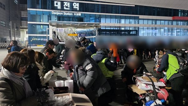 3부 팥죽 나눔에서 팥죽을 받기 위한 줄이 길게 늘어서 있다. 조현재 기자