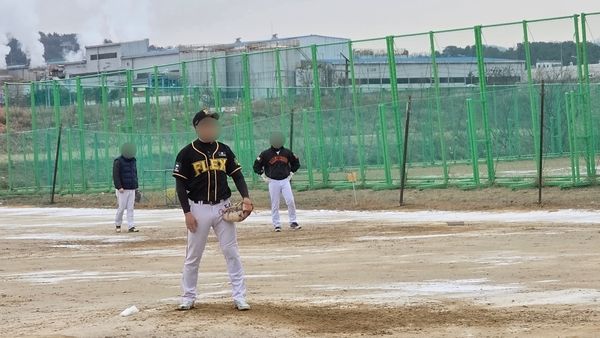 지난 27일 눈과 얼음으로 뒤덮인 대전 유성구 관평야구장에서 ‘동구야구소프트볼협회 토요리그 플레이오프’가 진행되고 있다. 조현재 기자