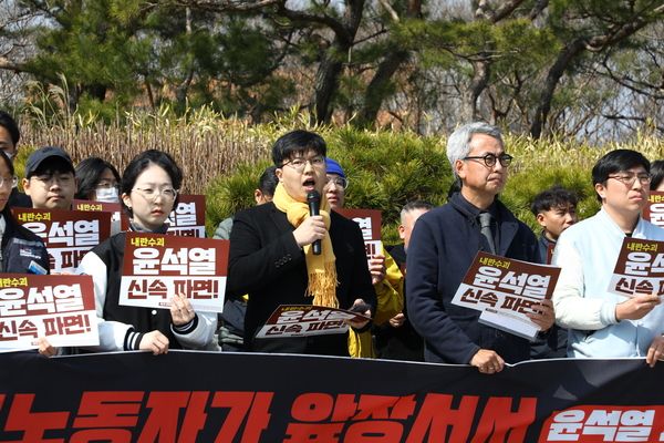 11일 KAIST 정문에서 KAIST 졸업생 신민기 씨가 KAIST 탄핵 반대 시국선언을 규탄하고 있다. 공공운수노조 전국대학원생노조 제공