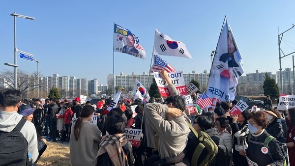 11일 KAIST 정문에서 윤석열 대통령 탄핵 반대 지지자들이 시국선언에 참여하고 있다. 이재영 기자