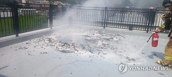 사진= 연합뉴스(지난 24일 오후 경기도 고양시에서 북한이 살포한 오물 풍선이 빌라 옥상으로 떨어지면서 불이 났다. 불은 인명피해 없이 진화됐다. 경찰과 소방당국은 풍선과 오물을 담은 봉지를 연결한 끈에 달린 타이머 기폭 장치가 터지면서 불이 난 것으로 추정하고 있다. 사진은 화재 현장의 모습)
