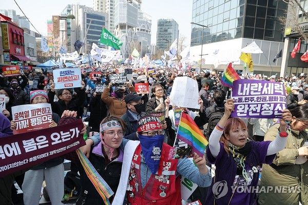 사진= 연합뉴스(헌법재판소가 윤석열 전 대통령 탄핵 사건에 대해 인용을 선고한 4일 서울 종로구 안국동 일대에서 탄핵 찬성 집회를 하던 시민들이 기뻐하고 있다)