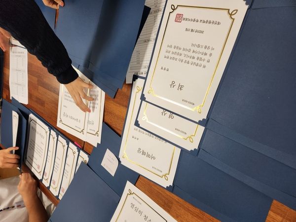 대전둔원중학교가 제45회 스승의 날을 맞아 전교생이 참여하는 ‘감사의 마음 나누기 행사’가 개최한 가운데 학생자치회를 중심으로 마련된 감사장과 선물 꾸러미 모습。 대전둔원중학교 제공