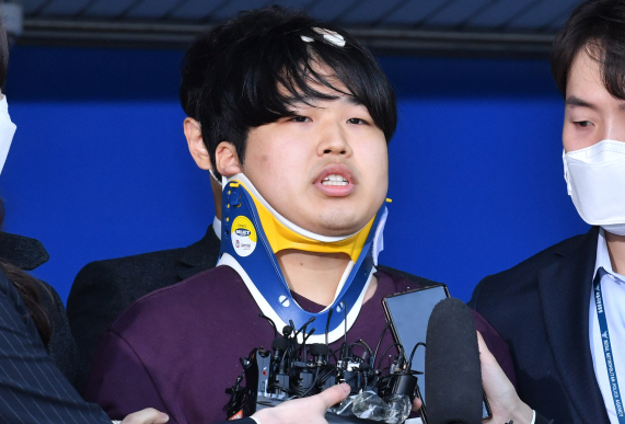 사진 = 포토라인 선 조주빈 / 연합뉴스