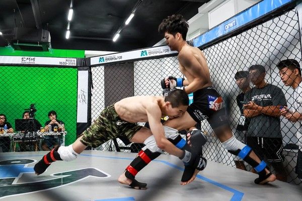 KMMA 플라이급 챔피언 문순수(오른쪽)가 KMMA 메인스폰서 뽀빠이연합의원 김성배 원장과 타이틀 1차 방어 성공 기념 촬영을 하고 있다. 사진=스탠다드앤드프로그레스 스포츠에이전시 제공