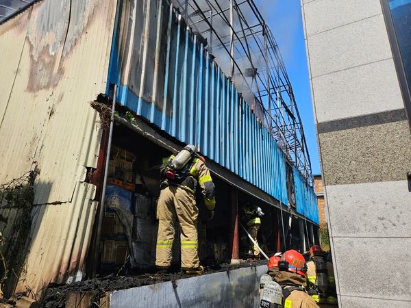 충남 아산 모종동 타일 판매점 화재. 아산소방서 제공