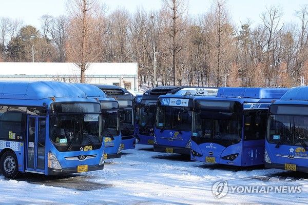 사진= 서울 시내버스 노동조합이 파업에 돌입한 13일 오전 서울의 한 공영차고지에 버스들이 주차돼 있다. 연합뉴스