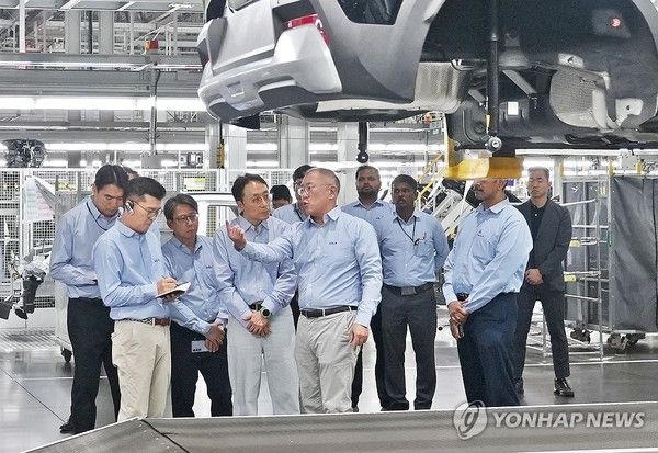 사진= =정의선 현대차그룹 회장이 기아 인도 아난타푸르공장 임직원들과 생산 라인을 점검하고 있다. 2026.1.14. 대자동차·기아 제공. 연합뉴스