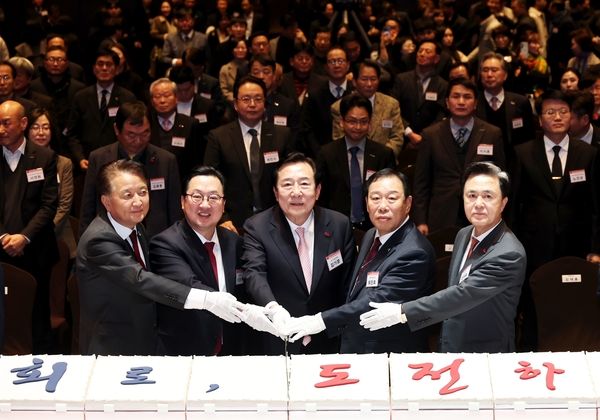 중소기업중앙회 대전세종지역본부가 27일 ‘2026 충청권 중소기업인 신년인사회’를 개최한 가운데 (왼쪽부터) 김영환 충북도지사, 이장우 대전시장, 김기문 중소기업중앙회장, 최민호 세종특별자치시장, 김태흠 충남도지사가 떡케이크를 커팅하고 있다. 중소기업중앙회 대전세종지역본부 제공