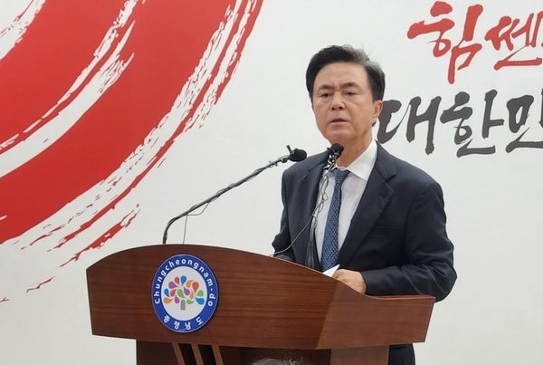 김태흠 충남지사가 도청 브리핑실에서 기자회견을 통해 국회 행정안전위원회 법안심사 제1소위원회에 더불어민주당 소속 지역 국회의원이 아무도 참석하지 않은 것에 대해 불만을 토로하고 있다.