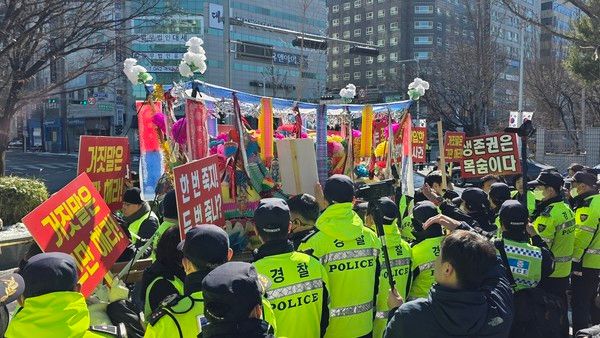 25일 대전경찰청 앞에서 중앙로지하상가입찰피해자비상대책위원회와 경찰이 대치하고 있다. 조현재 기자