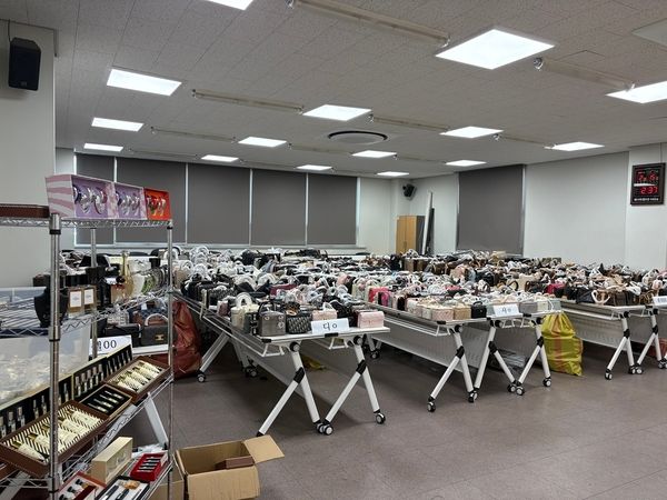 경찰은 확보한 정품기준 약 200억 원 상당인 모조품 7300여 점을 압수하고 판매 장부를 분석해 범죄 수익금에 대해 기소전 몰수 조치를 검토하고 있다. A 씨의 부모인 C 씨와 D 씨는 판매를 보조한 것으로 조사됐다. 충남경찰청 제공