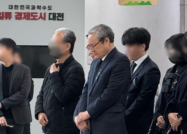 안전공업 화재와 관련해 업체 대표가 이틀째 합동분향소를 찾았다. 강다현 수습기자