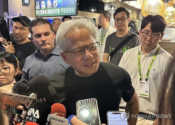사진= 연합뉴스(대만에서 취재진과 인터뷰하는 젠슨 황 엔비디아 CEO)