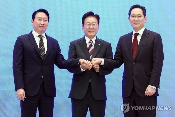 사진= 이재명 대통령이 29일 청와대에서 열린 3대 메가프로젝트 국민보고회에서 이재용 삼성전자 회장과 최태원 SK그룹 회장의 투자 발표 후 손을 잡고 있다. 연합뉴스
