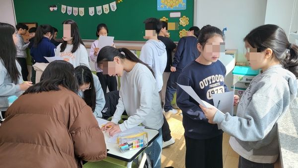 대전반석초 학생들이 친구사랑 주간을 통해 칭찬 마니또 활동에 참여하고 있다. 대전반석초 제공
