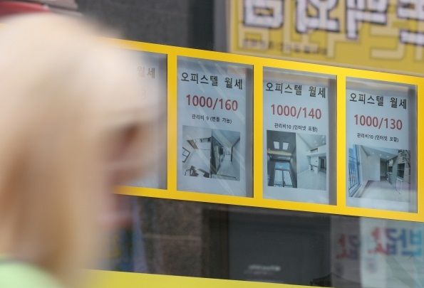 서울 시내 한 부동산 중개업소에 오피스텔 매물 정보가 붙어 있다. [연합뉴스]