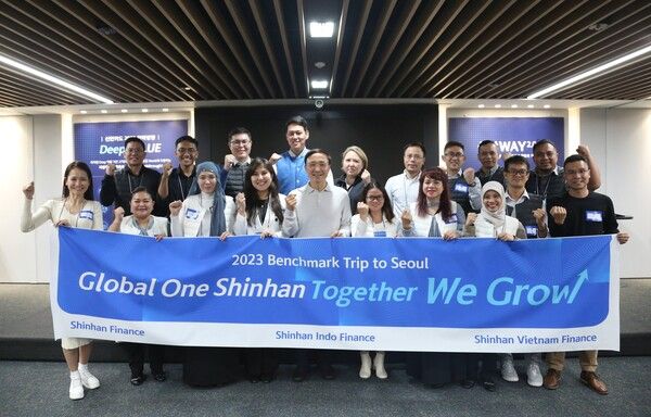 지난 6일 문동권 신한카드 사장(앞줄 왼쪽에서 다섯번째)이 신한파이낸스, 신한인도파이낸스, 신한베트남파이낸스의 직원들과 간담회를 마치고 기념사진을 찍고 있다. [신한카드]