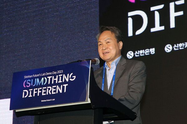 이날 행사에 참석한 진옥동 신한금융그룹 회장이 환영사를 전하고 있다. [신한금융그룹]