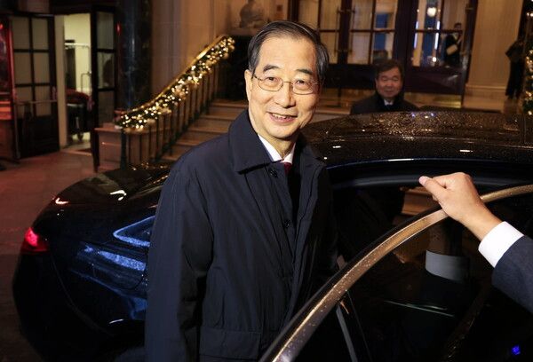 한덕수 국무총리가 세계박람회 기구(BIE) 총회를 하루 앞둔 27일 오전(현지시간) 막바지 유치 활동을 하기 위해 프랑스 파리 르 그랑 인터콘티넨탈 호텔을 나서고 있다. [연합뉴스]