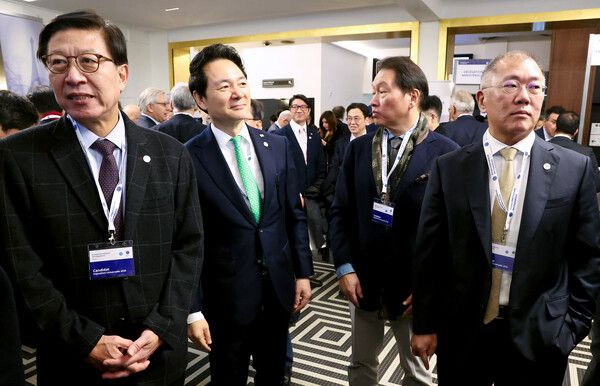 28일 오후 프랑스 파리 외곽 팔레 데 콩그레에서 열린 제173차 국제박람회기구(BIE) 총회에서 박형준 부산시장(왼쪽부터), 장성민 대통령실 미래전략기획관, 최태원 대한상의 회장, 정의선 현대차그룹회장이 입장을 기다리고 있다. [연합뉴스]