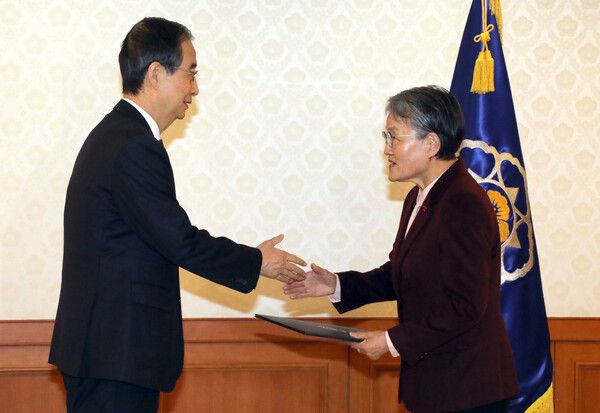 한덕수 국무총리(왼쪽)가 20일 정부서울청사에서 열린 국가스포츠정책위원회 위촉식에서 이에리사 씨에게 민간위원장 위촉장을 수여하고 있다. [연합뉴스]