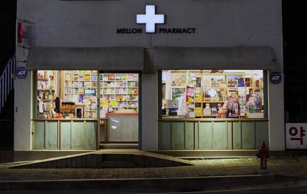 야간에 문을 연 약국. [연합뉴스]
