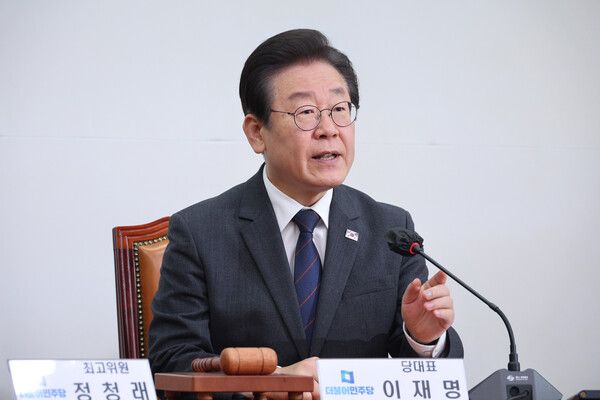 이재명 더불어민주당 대표가 17일 오전 국회에서 열린 최고위원회의에서 '2021년 전당대회 돈 봉투 의혹' 관련 입장을 밝히고 있다. [연합뉴스]