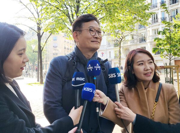 프랑스에 체류 중인&nbsp;송영길&nbsp;전 더불어민주당 대표가 19일(현지시간) 파리경영대학원 앞에서 한국 특파원들과 만나 질의응답을 하고 있다. [연합뉴스]