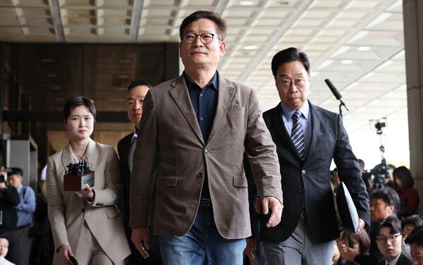 더불어민주당의 '2021년 전당대회 돈 봉투 의혹'과 관련해 금품 살포의 최종 수혜자로 지목된&nbsp;송영길&nbsp;전 대표가 2일 오전 서초동 서울중앙지검으로 들어가고 있다. [연합뉴스]