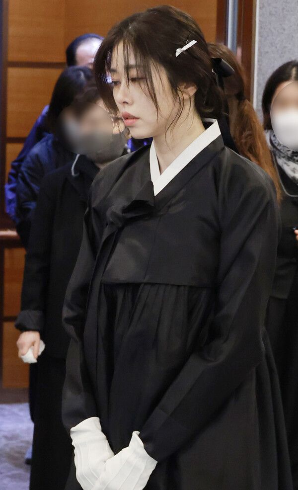 2일 오전 서울 송파구 서울아산병원 장례식장에서 열린 개그맨 고&nbsp;서세원&nbsp;씨의 영결식에서 고인의 딸 서동주씨가 발인장으로 향하고 있다. [연합뉴스]