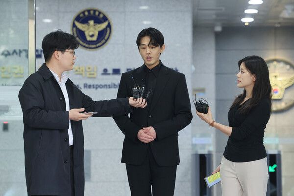 마약류 투약 혐의를 받는 배우&nbsp;유아인이 17일 오전 서울경찰청 마약범죄수사대에서 마약류관리법 위반 피의자 신분으로 2차 조사를 마친 뒤 취재진의 질문에 답하고 있다. [연합뉴스]