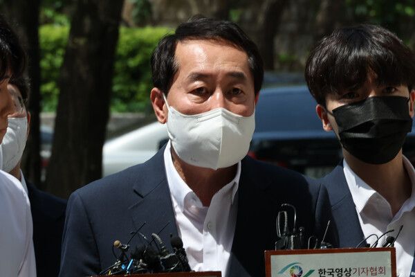 '돈 봉투 의혹' 핵심 피의자인 전직 한국수자원공사 상임감사위원&nbsp;강래구&nbsp;씨가 8일 오후 두번째 구속 전 피의자 심문(영장심사)을 받기 위해 서울중앙지법 법정으로 향하고 있다. [연합뉴스]