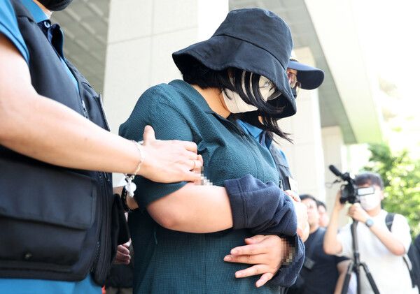 또래 여성을 살해하고 시신을 유기한 혐의를 받는&nbsp;정유정(23)이 2일 오전 부산 동래경찰서에서 나와 검찰로 송치되고 있다. [연합뉴스]